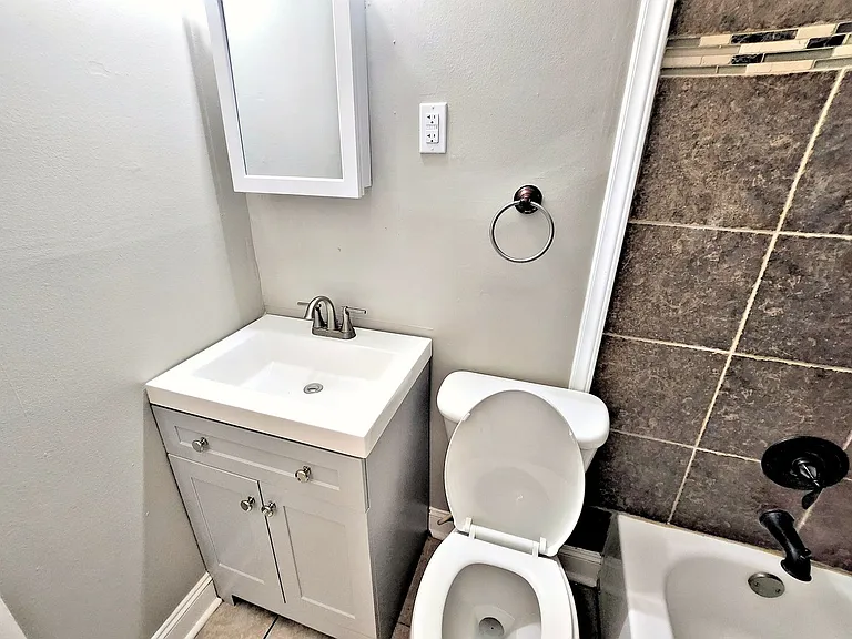 1504 Oakwood Ave NE — Photo 5