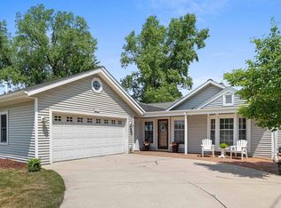 2582 River Ln, Green Bay, WI 54301
