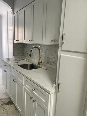 Rented by Halvatzis Realty | media 26