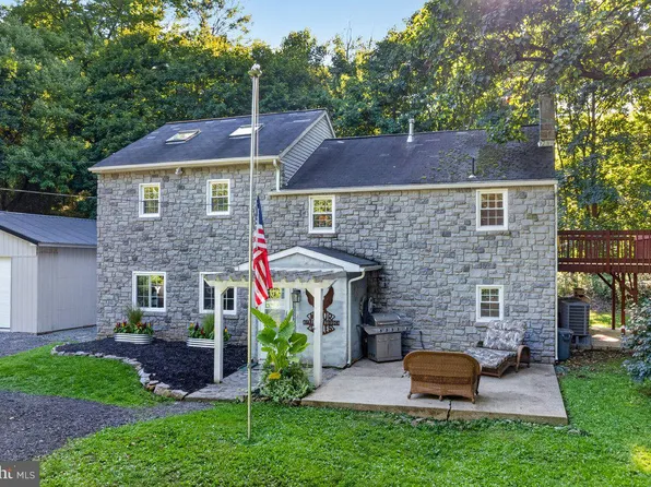 65 Hess Ln, Douglassville, PA 19518