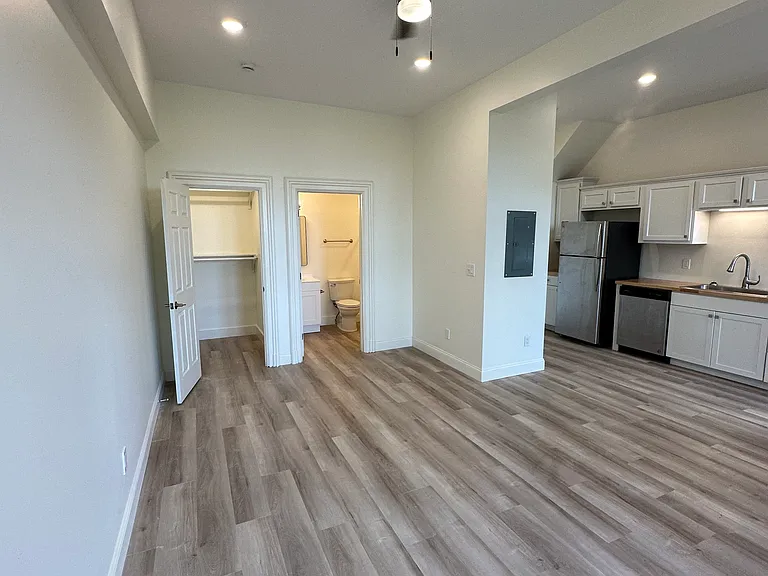 930 Summit Ave #1 — Photo 12