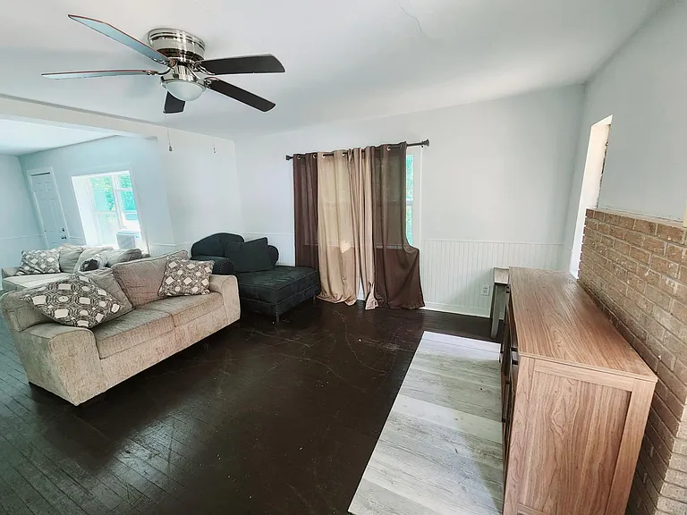 109 E Cross St — Photo 5