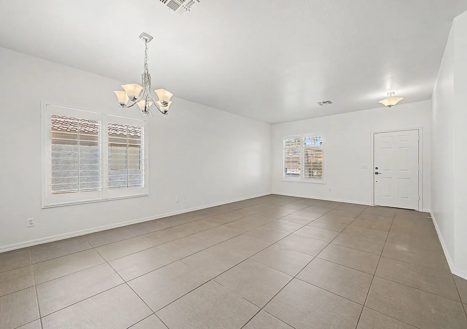 Beautiful 6-Bedroom, 4-Bathroom Home in Desirable Ogden Community Maricopa, AZ — Photo 4