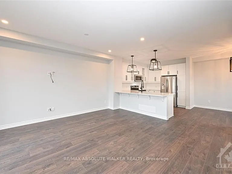 321 Squadron Cres — Photo 10