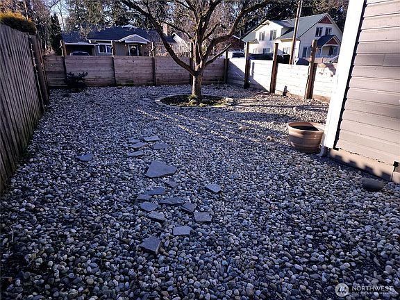 4th image of 811 Baird Avenue