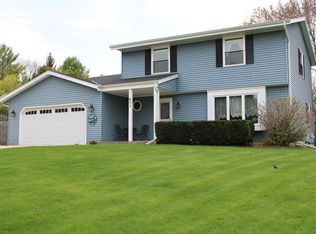 411 Lindenwood Dr, Hartland, WI 53029