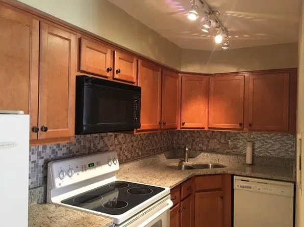 1960 Cherry Ln APT 104, Northbrook, IL 60062