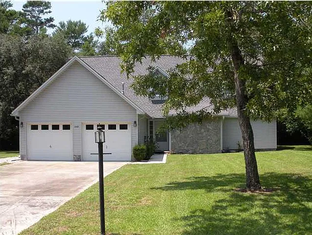 3 bed, 2.5 bath, 2517 sqft, $2,400 — Photo 1