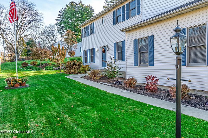 5th image of 19 Crestwood Lane