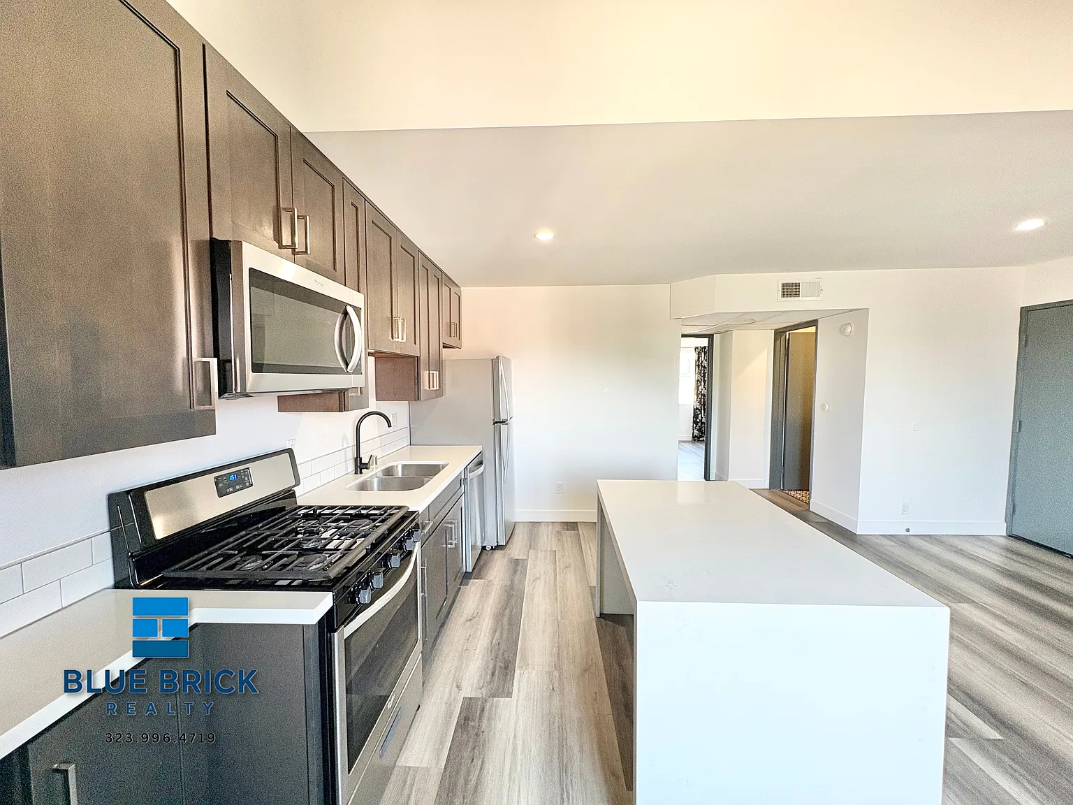 Spacious 3-Bedroom Townhome with Balcony, Central A/C, In-Unit Laundry & 2 Parking Spaces — Photo 3