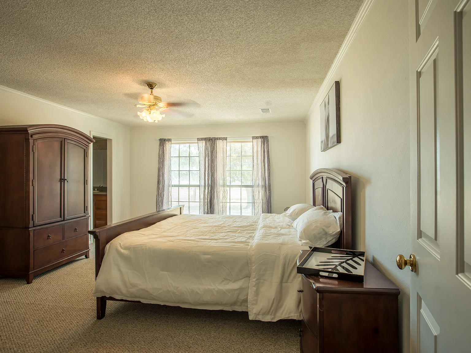 4 bed, 3090 sqft, $3,300 — Photo 4