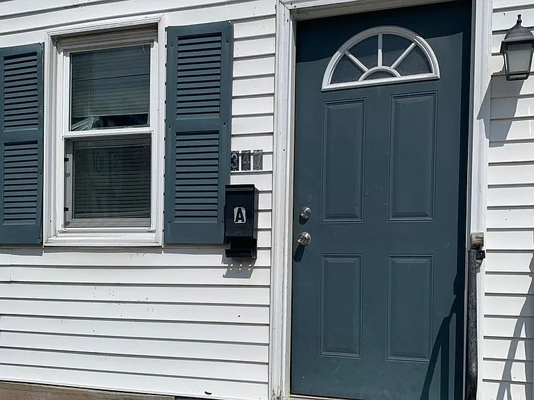 347 E Market St — Photo 3