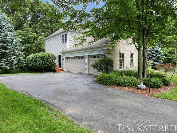 3rd image of 3820 Goodwood Dr SE