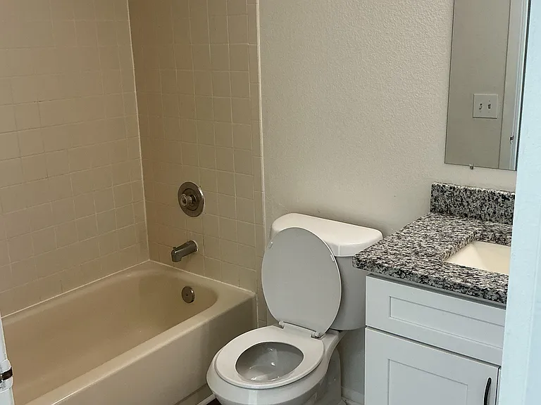 1044 Winterberry Ln — Photo 13