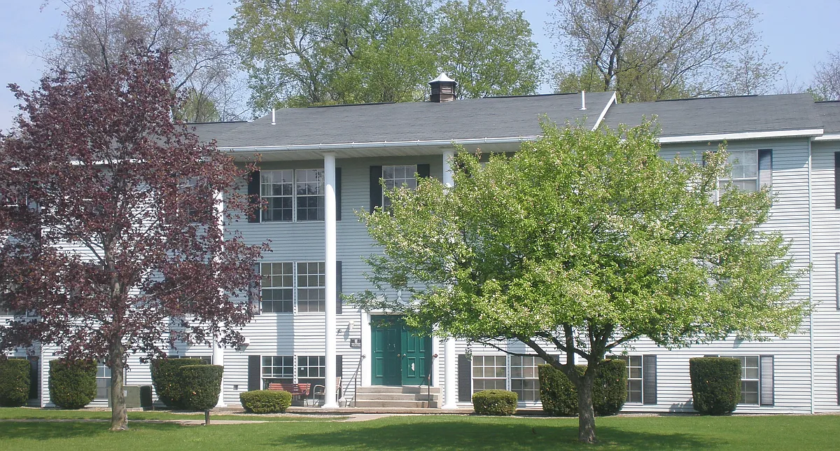 Building Photo - 611 Manor Vlg #534