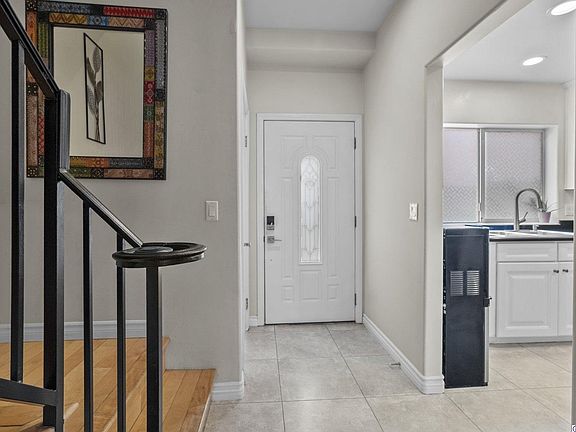 4th image of 429 Palm Dr APT 4