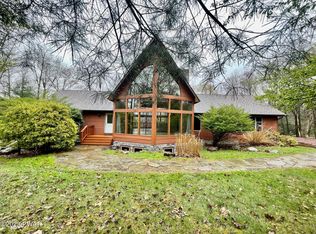 53 Rock Ridge Rd, Lake Harmony, PA 18624
