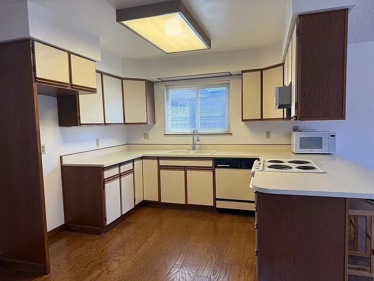 718 Linwood St — Photo 3