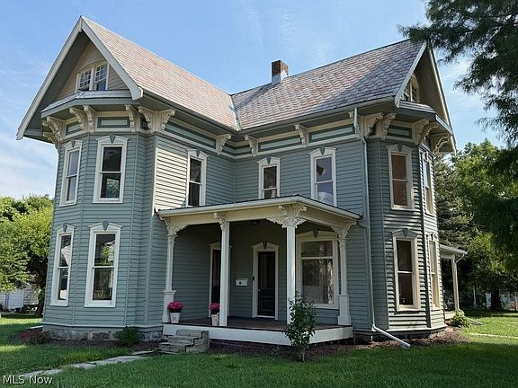 2nd image of 32 Townsend St