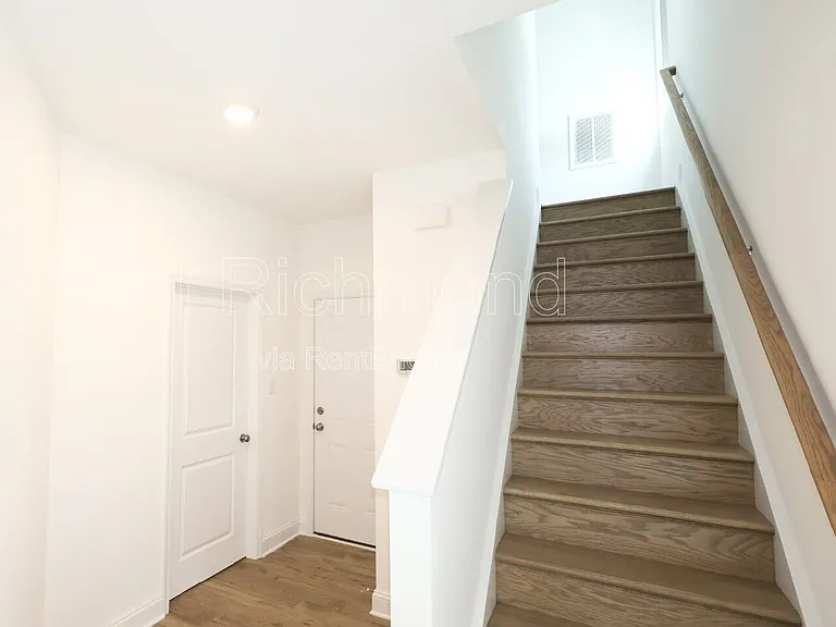 425 Randolph View Dr — Photo 7