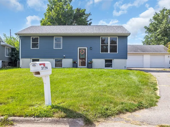 3226 Huxley Ln SW, Cedar Rapids, IA 52404