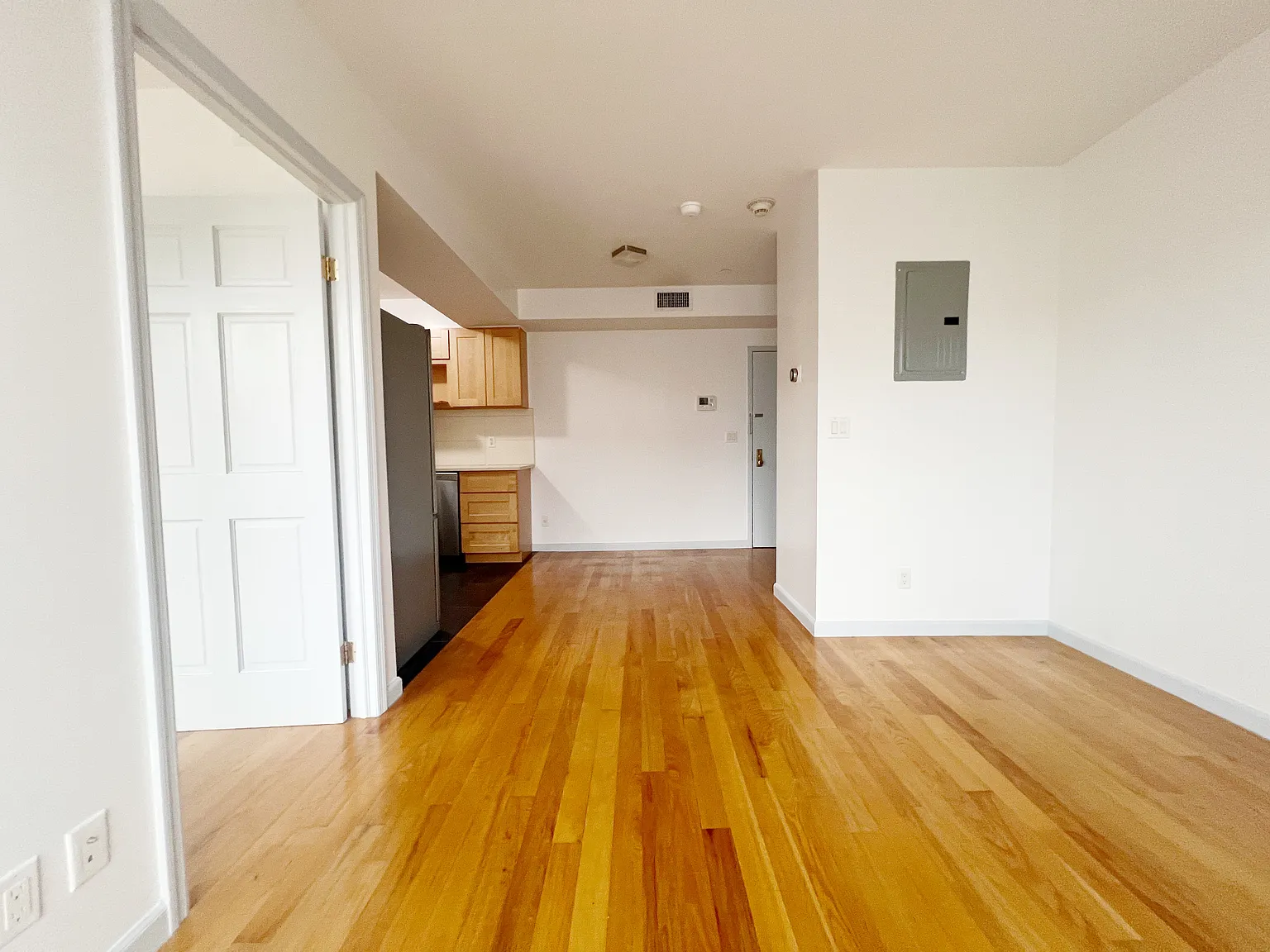 782 Hart Street — Photo 3