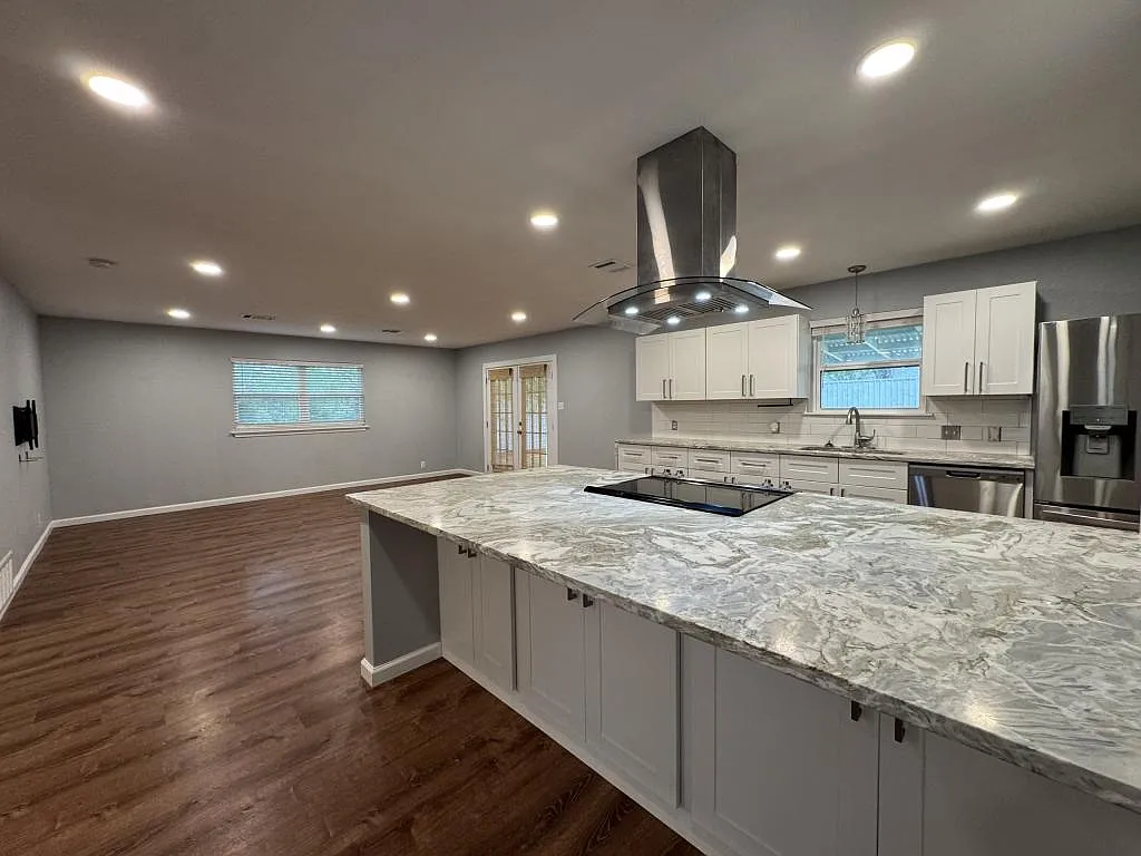 2406 Robin Rd — Photo 2
