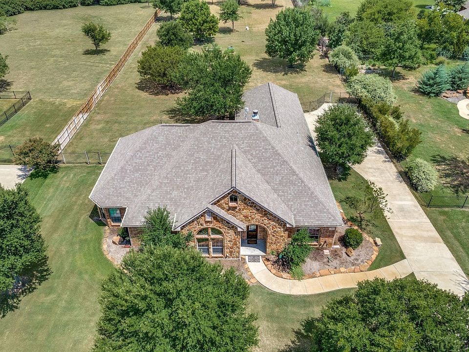 1st image of 107 Crooked Stick Ln