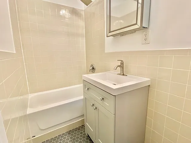 306 E 11th St #4C — Photo 9