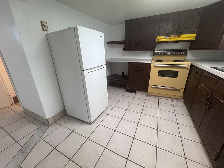 174 Carey Ave #BASEMENT — Photo 9