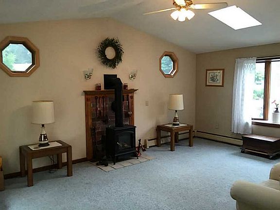 3rd image of 9 Birchwood Ln