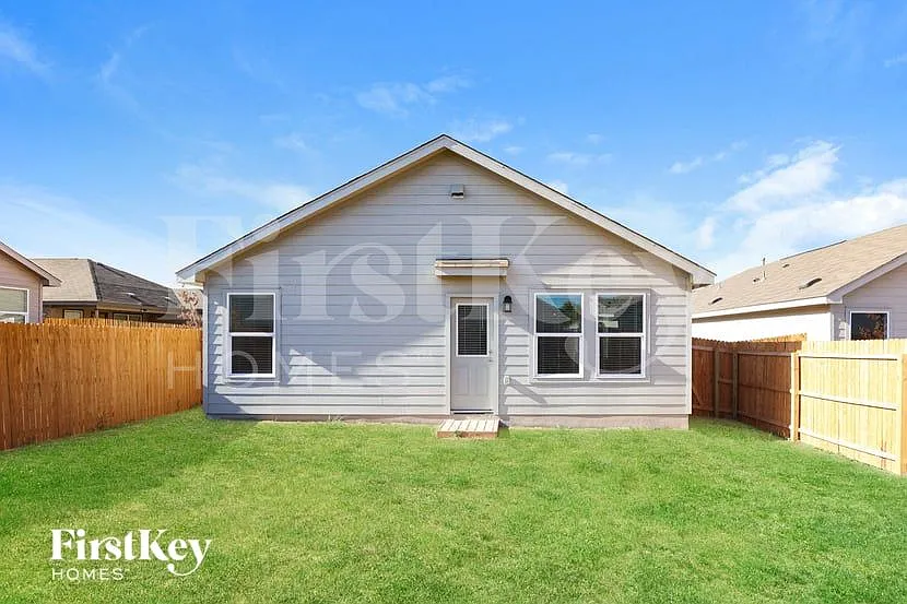 4 bed, 2.0 bath, 1627 sqft, $1,770 — Photo 2