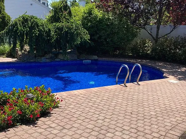 23 Constance Ct, West Islip, NY 11795