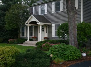 5712 Wild Olive Ln, Crystal Lake, IL 60012