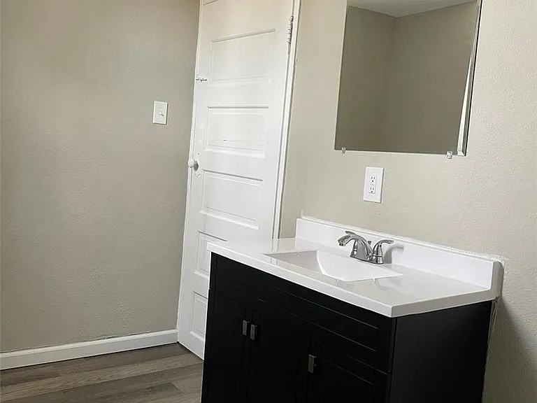 319 N Hesperia St #B — Photo 8