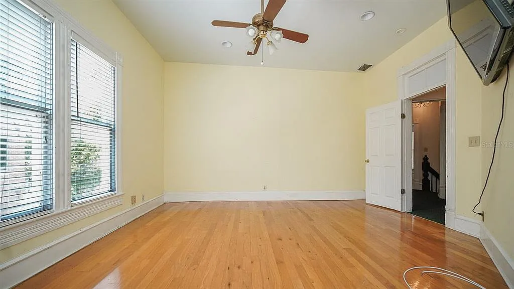 4 bed, 1.0 bath, 3824 sqft, $3,000 — Photo 4