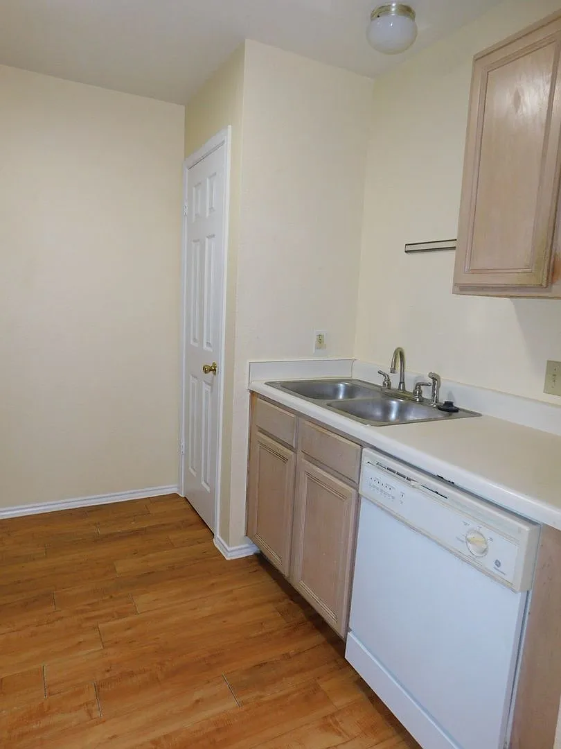 2211KATY — Photo 3