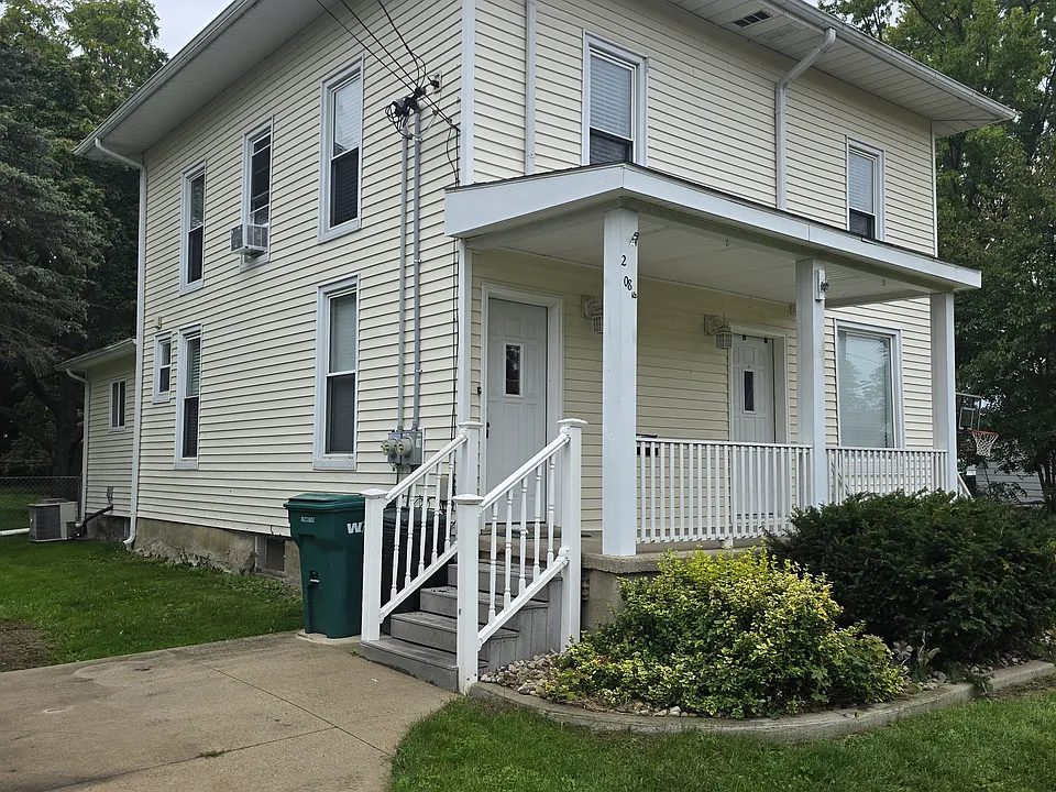 208 N Maple St #1/2