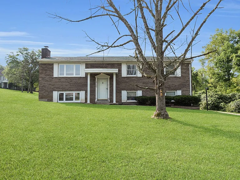 2700 Queenswood Dr — Photo 1