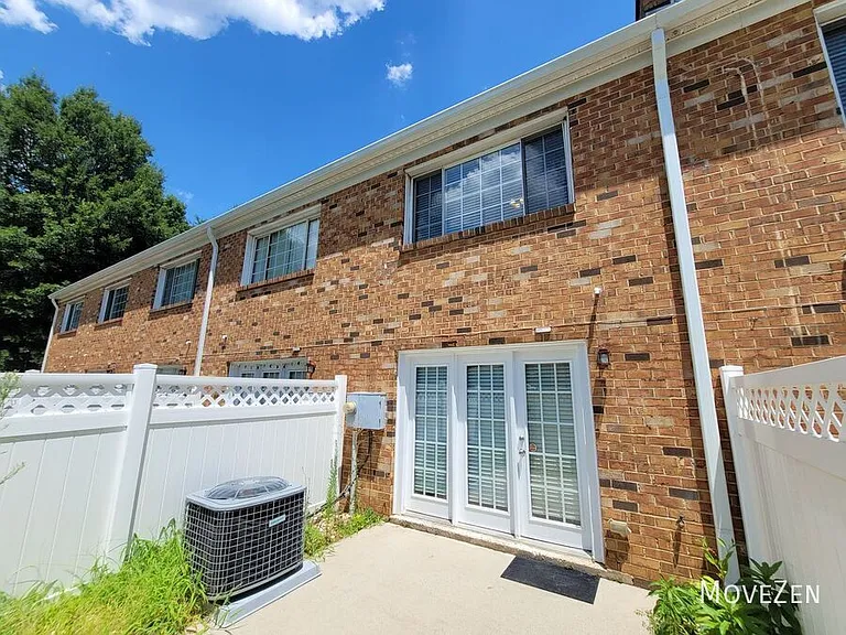 1336 Green Oaks Ln #E — Photo 2