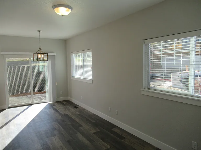 Large Duplex in South Salem! — Photo 3