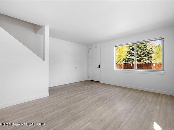 4th image of 365 N Glenwood St APT A