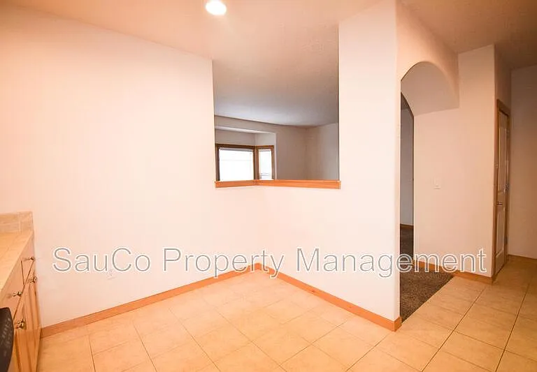 2025 Elm St #4A — Photo 4