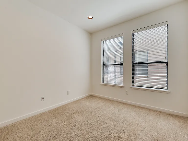 2411 N Hall St #5 — Photo 16