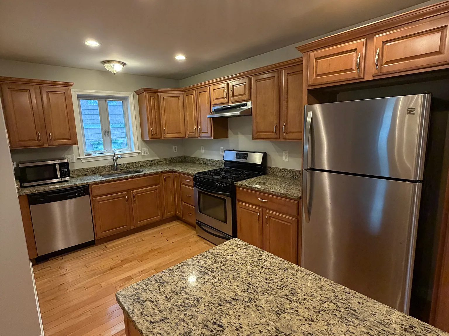 2 bed, 950 sqft, $2,200 — Photo 1