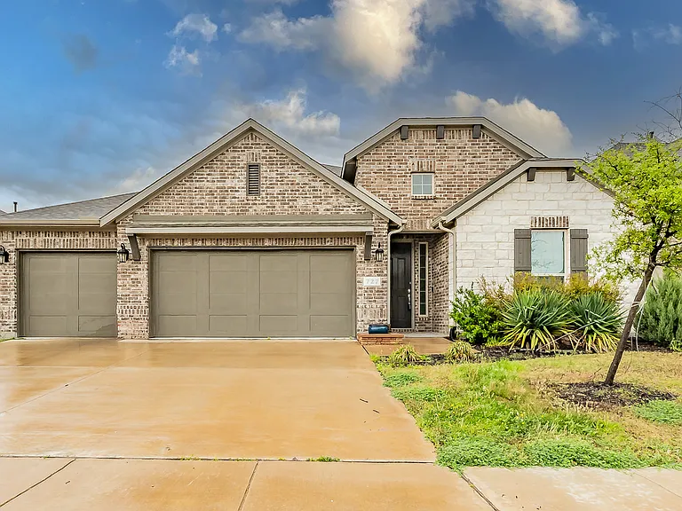 727 Mahogany Ln — Photo 1