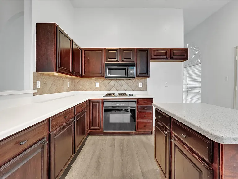 5106 Petersburg Dr — Photo 6