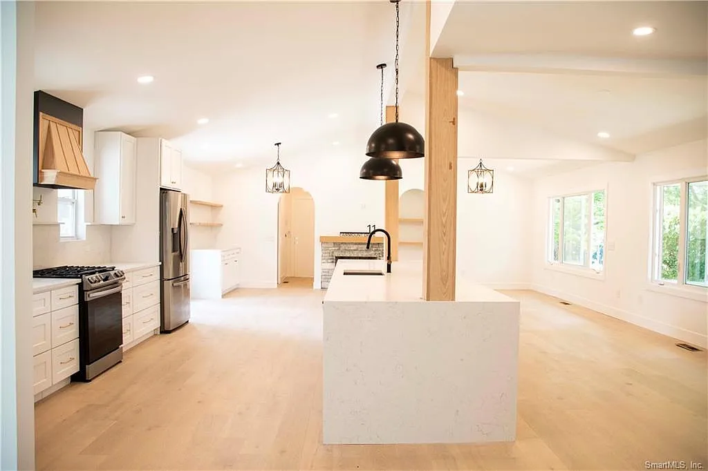 5 bed, 4422 sqft, $5,250 — Photo 2
