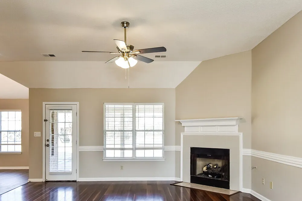 3 bed, 2.0 bath, 2100 sqft, $2,100 — Photo 4