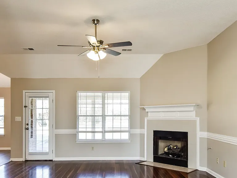 2102 Heather Rdg — Photo 4